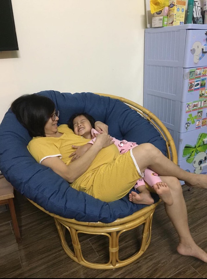 Mẹ bầu tận hưởng niềm vui cùng con trên ghế mây thư giãn Papasan