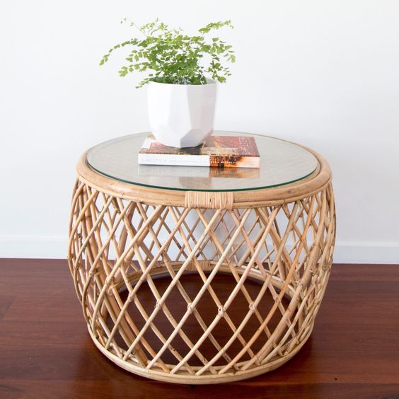 Bàn mây tròn có cạnh bo tròn mềm mại nên rất an toàn với người sử dụng