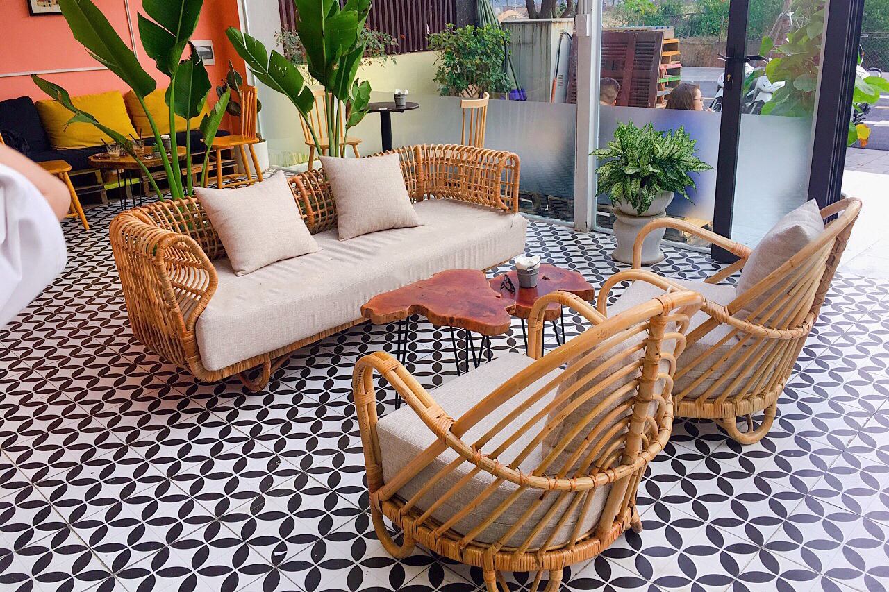 Bằng bàn tay điệu nghệ nhiều kinh nghiệm, các cây mây sẽ được đan thành ghế một cách tinh xảo