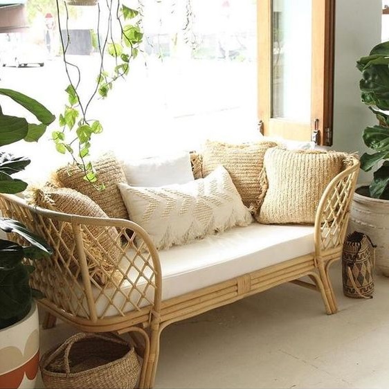 Những chiếc ghế sofa mây có 2 gam màu ấm chủ yếu là nâu và vàng